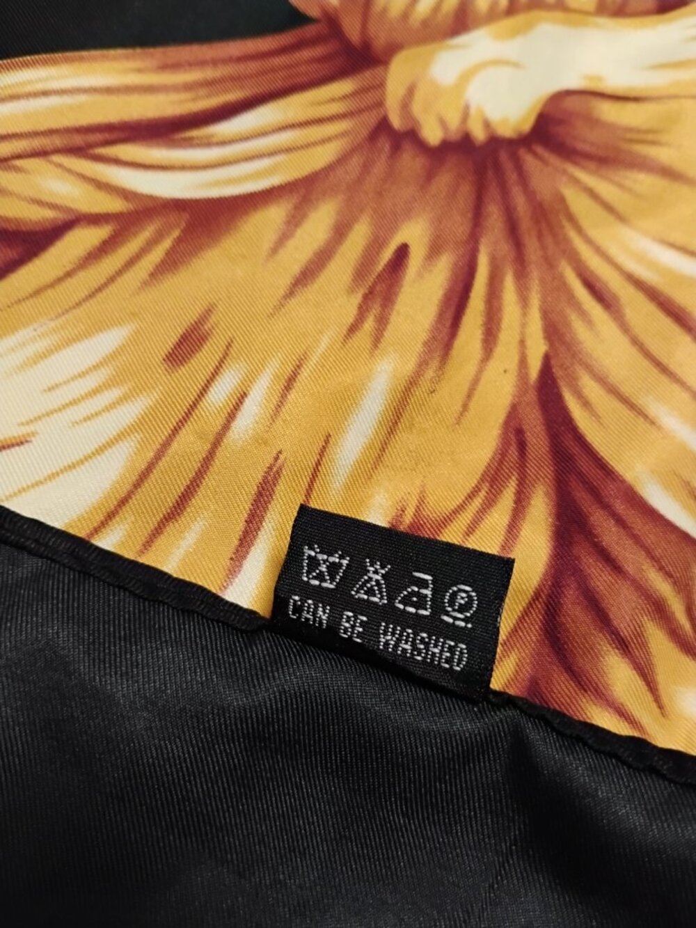 Super cool designer versace scarf! - Picture 8 of 11